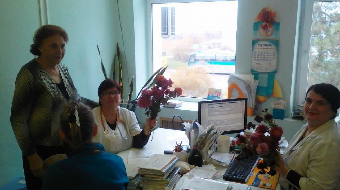 Жительниц поселка Индустриального поздравили с Днем матери