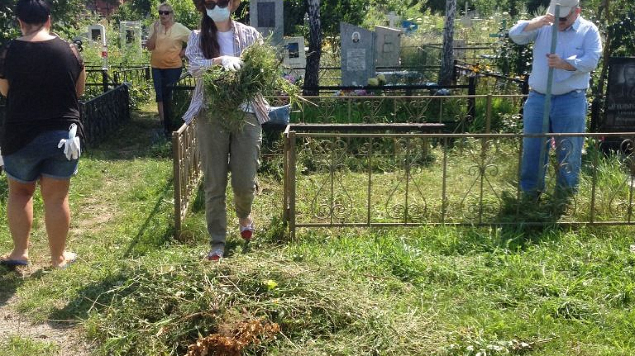 На кладбищах в Прикубанском округе очищена от амброзии территория более 90 тысяч квадратных метров