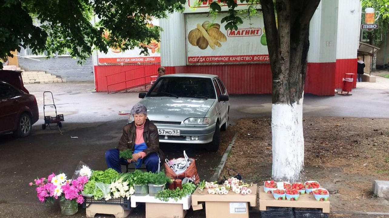 В Западном округе несанкционированная торговля под присмотром