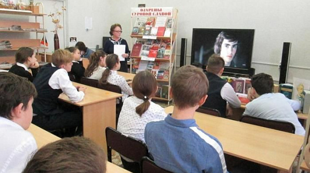 В библиотеке Западного округа прошел литературный час для учащихся школы № 42