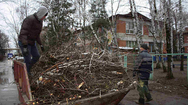 Добровольцы Прикубанского округа принимают участие в наведении порядка на территориях учреждений социальной сферы