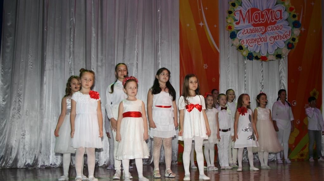 Творческие коллективы Прикубанского округа дали большой концерт в честь Дня матери