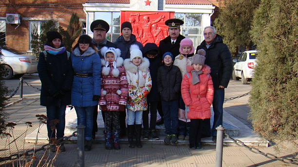 Школьники Западного округа приняли участие в возложении цветов на Пашковской переправе