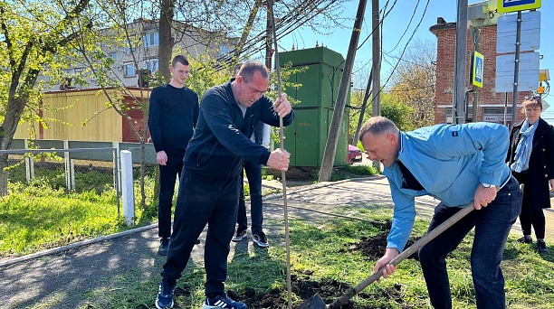 Зелёный посёлок: в Пригородном высадили молодые деревья