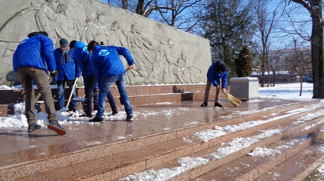 В Центральном округе от снега очистили памятник Воинам-освободителям Краснодара