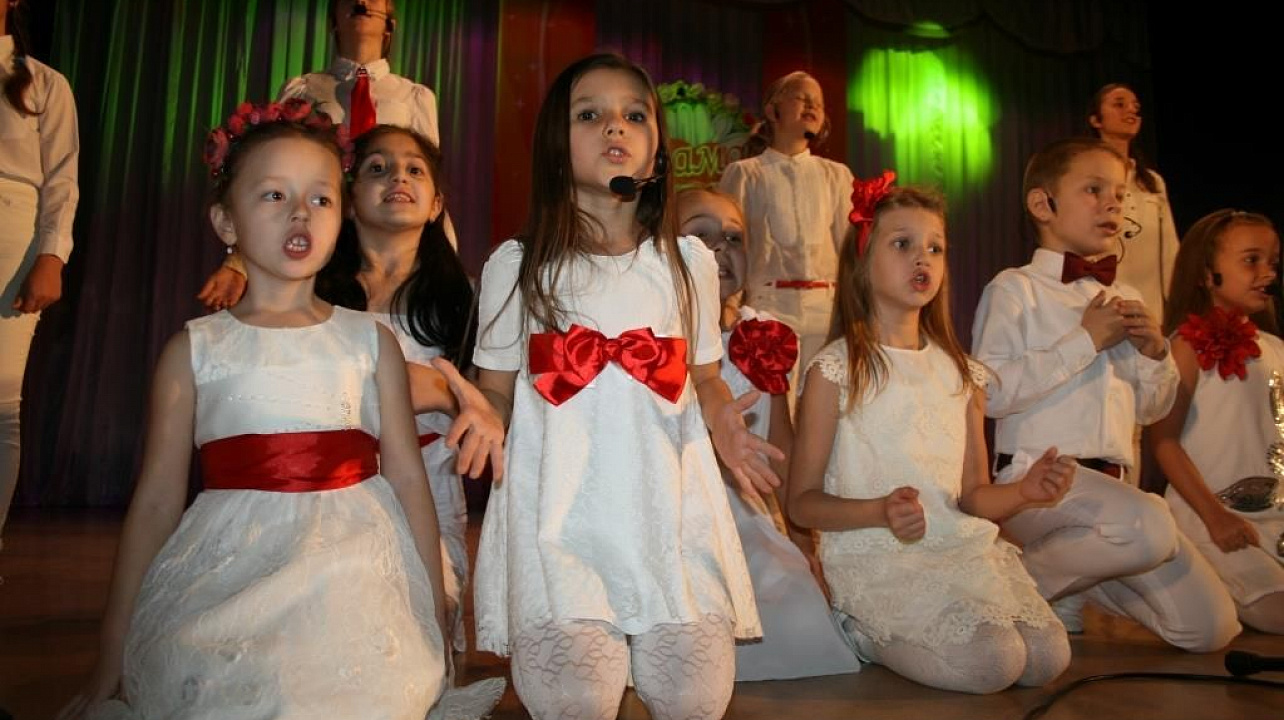 Творческие коллективы Прикубанского округа дали большой концерт в честь Дня матери
