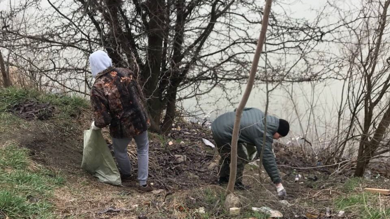 На территории Западного округа прошел субботник