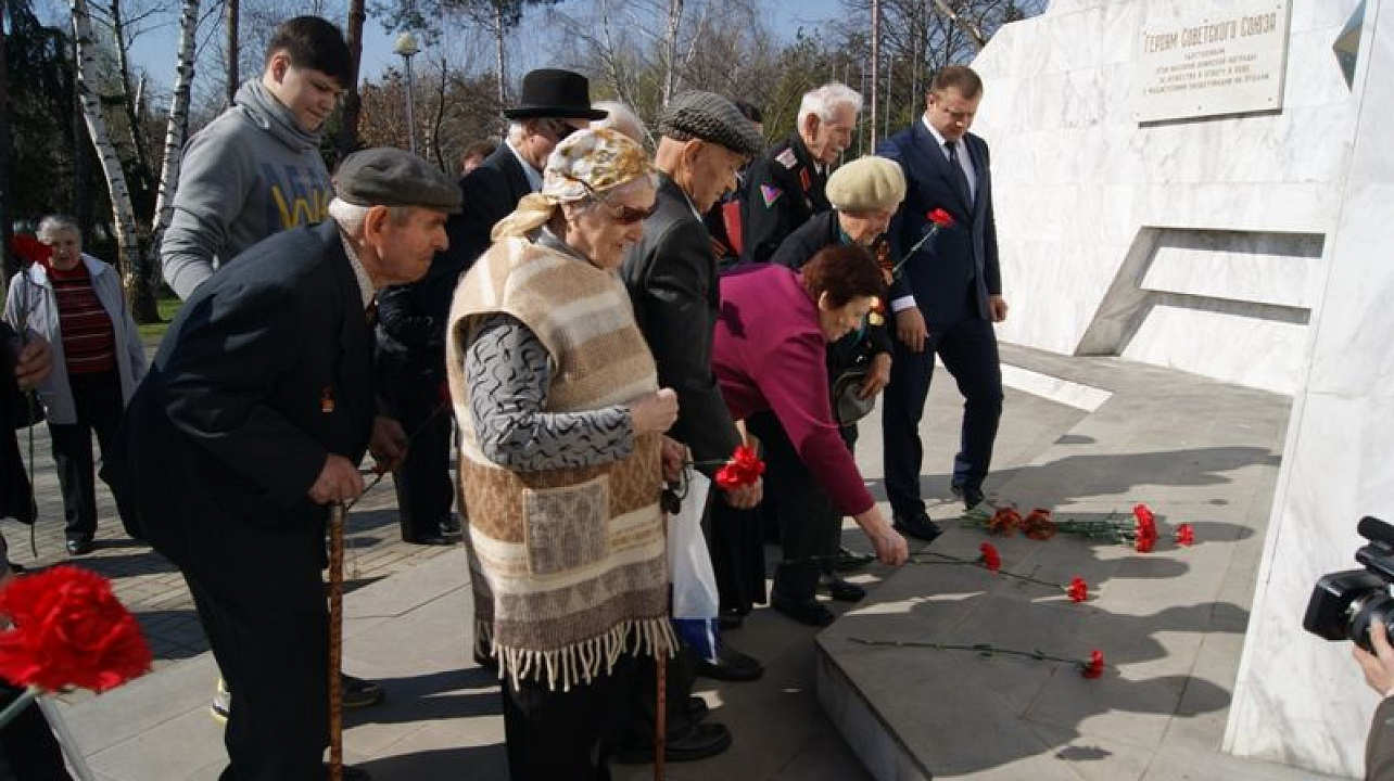 Глава Западного округа  Дмитрий Логвиненко вручил медали ветеранам