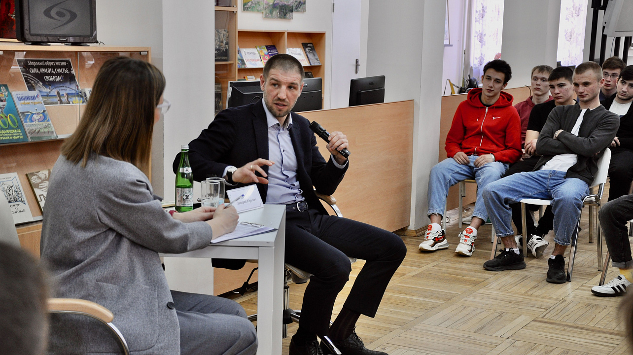 Звездный боксер и депутат Госдумы РФ Дмитрий Пирог встретился со студенческой молодежью