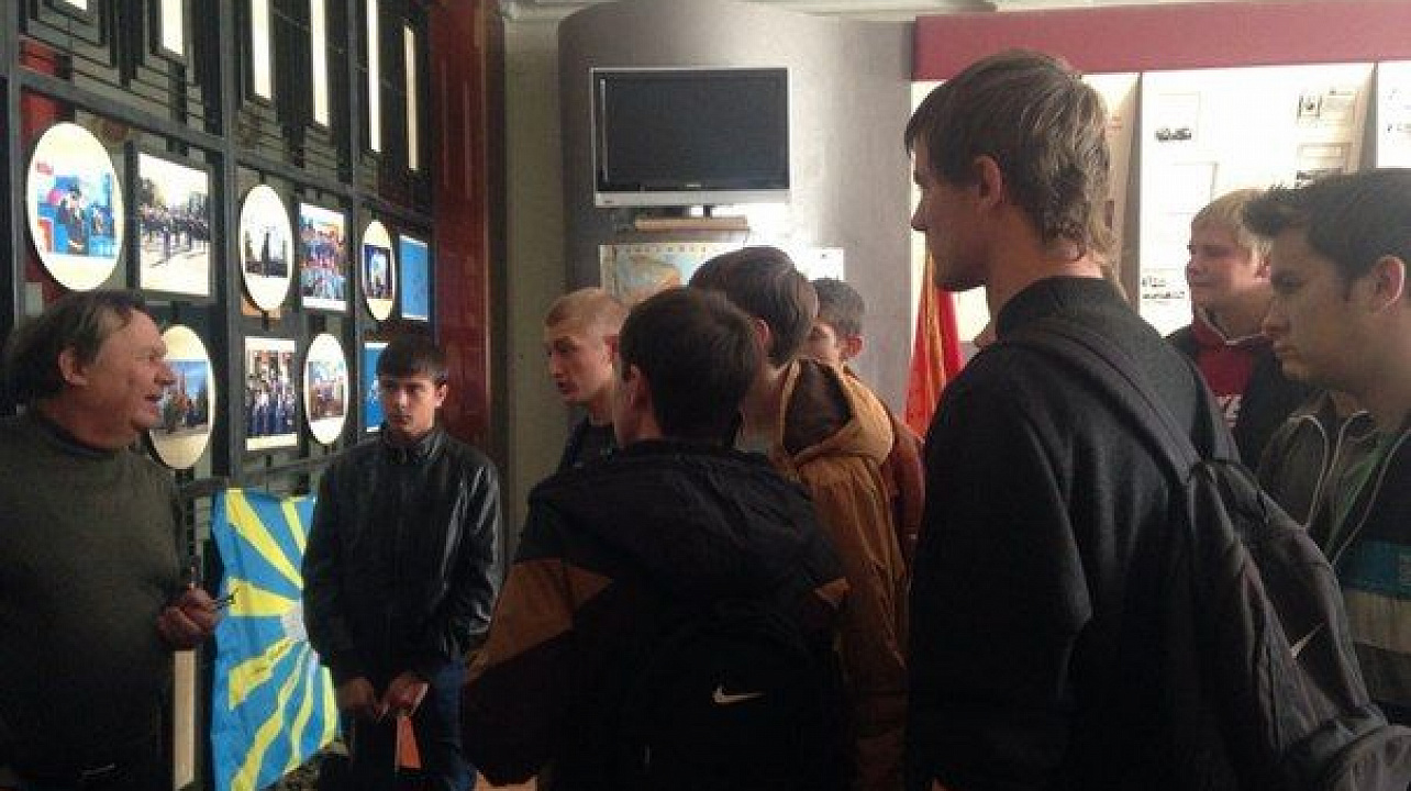 Будущие защитники Отечества познакомились с особенностями быта военнослужащих.jpg