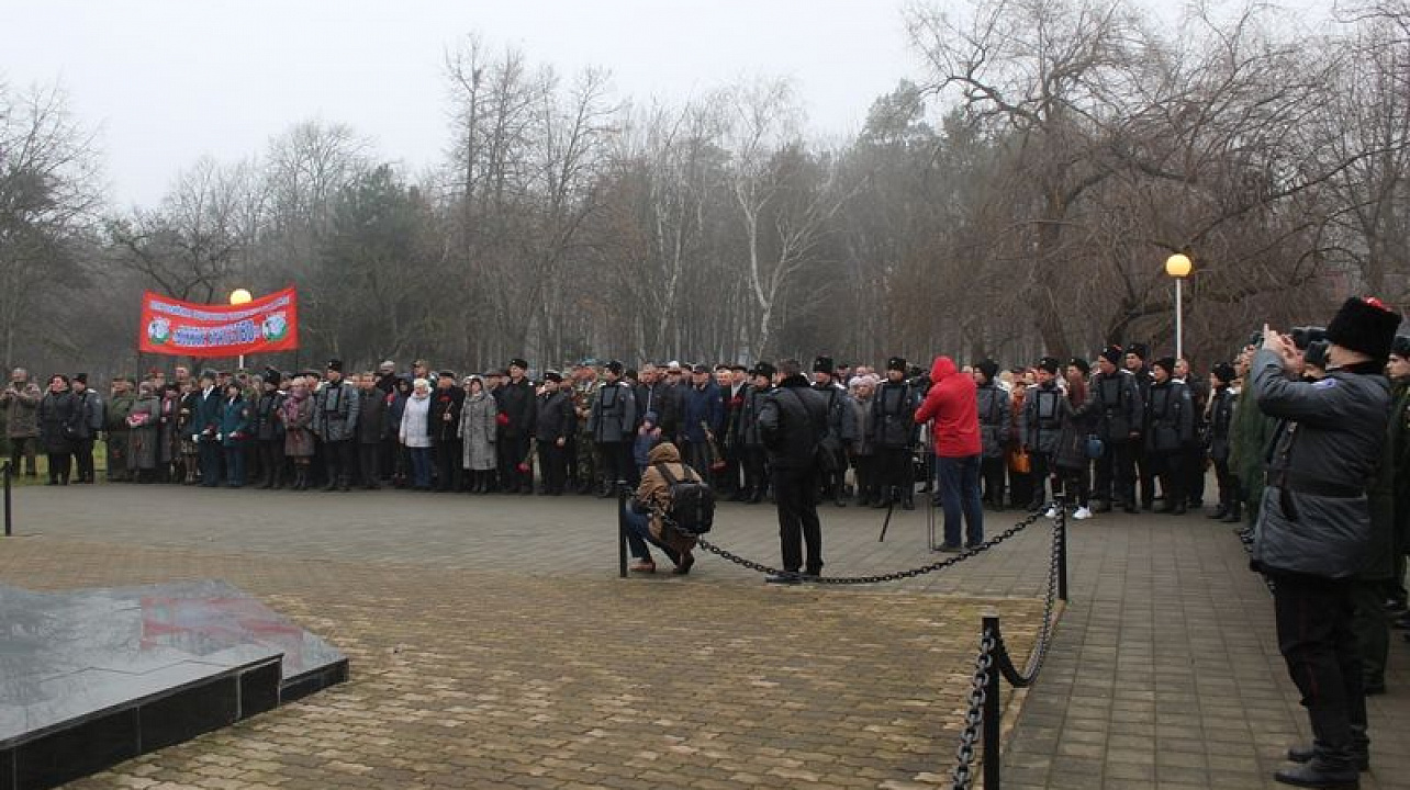 В Чистяковской роще почтили память погибших в боевых действиях в Чеченской Республике