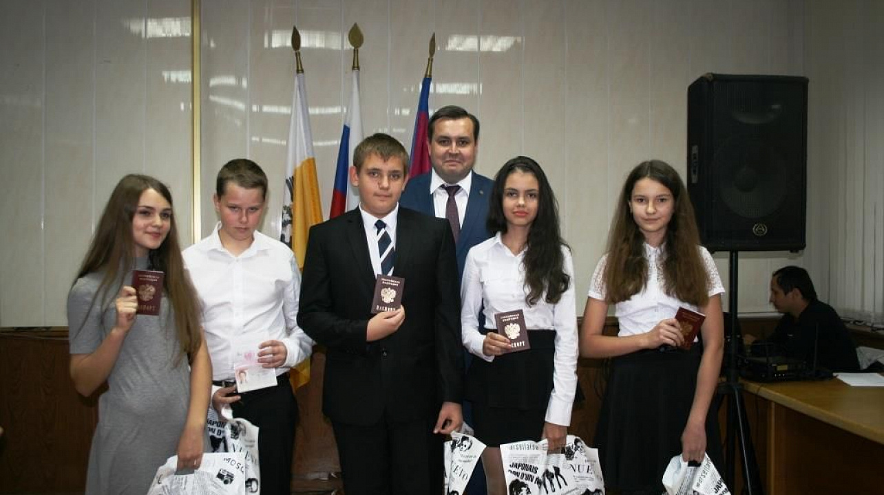 В Прикубанском округе ко Дню города наградили самых активных горожан и вручили паспорта молодежи