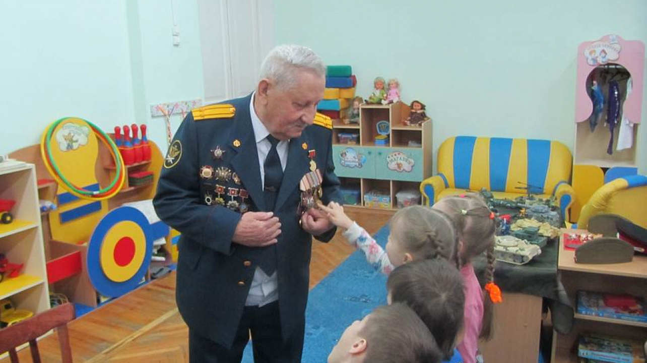 В детском саду №5 состоялась встреча дошкольников с фронтовиком Виктором Кирилловичем Кондратенко