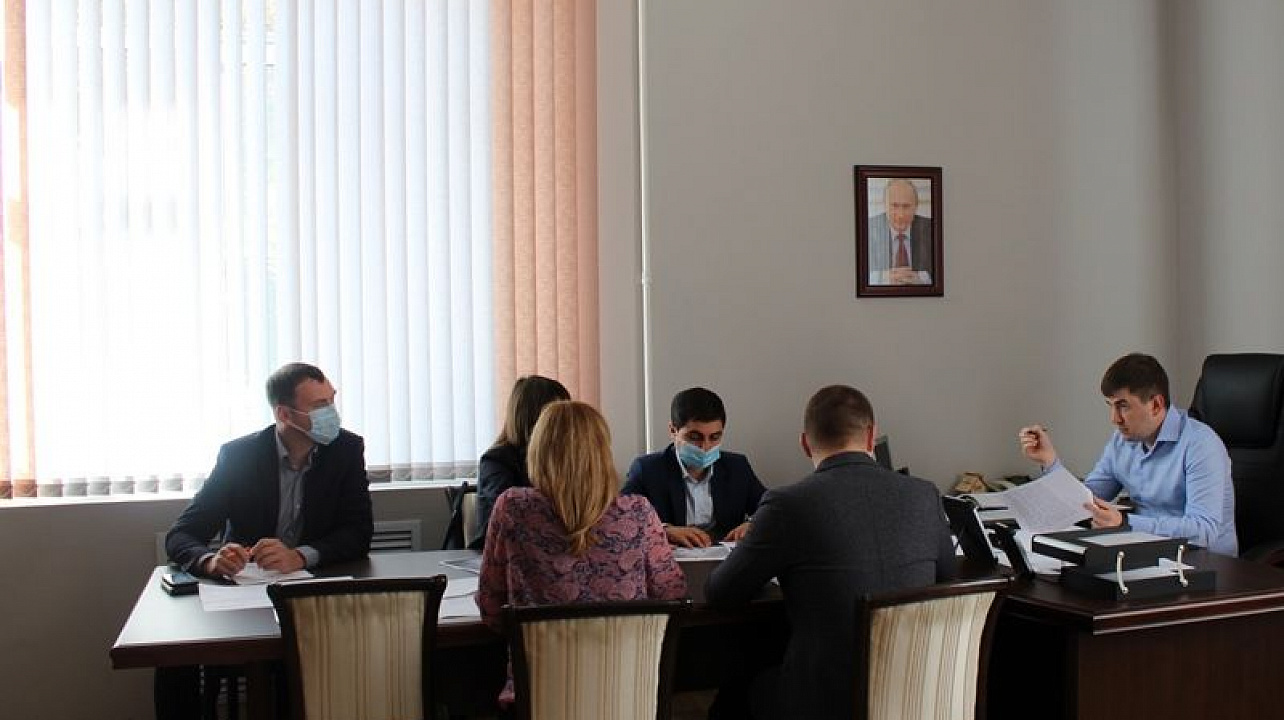 В администрации Западного округа города Краснодара прошло совещание по вопросу списания объекта незавершённого строительства.JPG