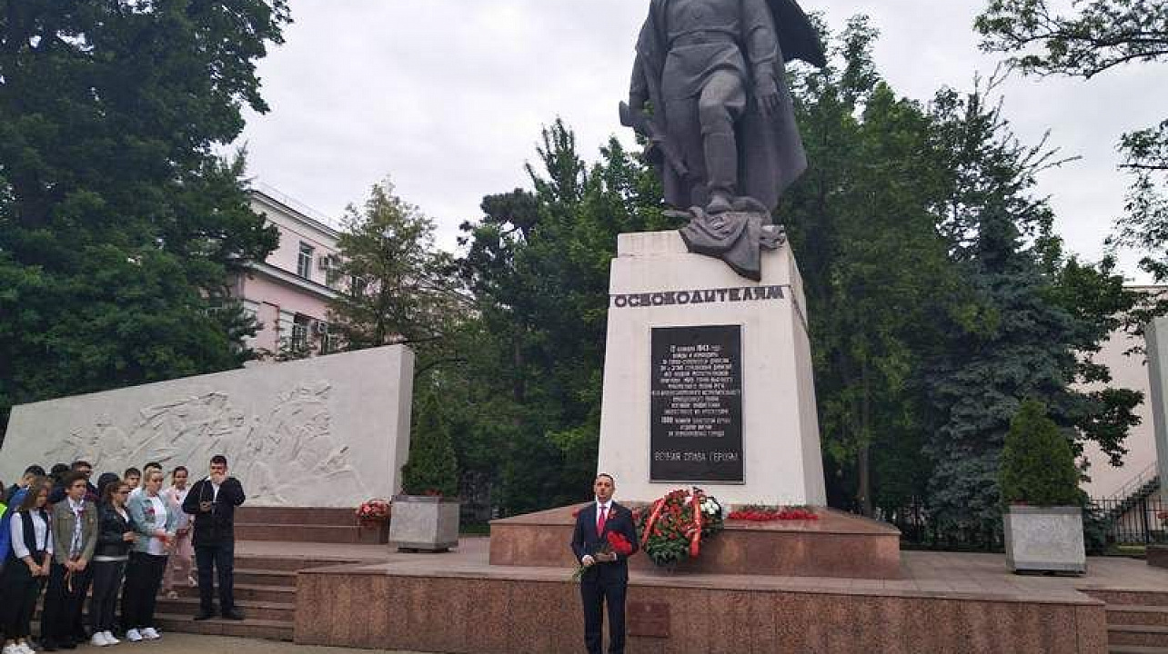 Сегодня ко всем мемориалам и памятным доскам Центрального округа возложили цветы