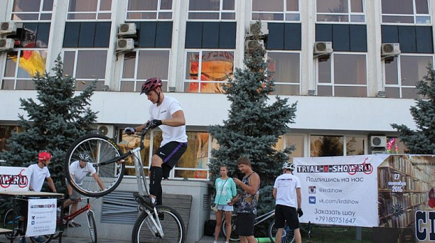 В Краснодаре на Театральной площади  развернута  масштабная выставка молодежного творчества, литературы, искусства и спорта