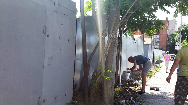 В Западном округе продолжаются субботники по наведению порядка