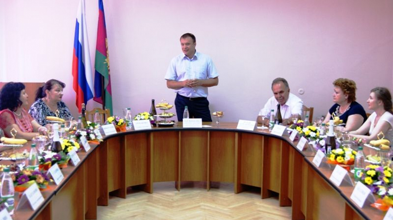 Глава Западного округа поздравил работников медицины