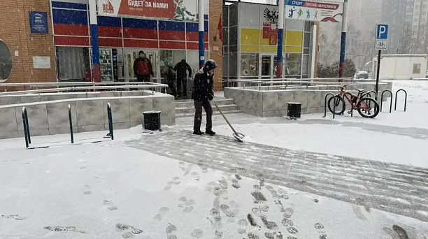 В Краснодаре очистили дороги и тротуары от снега и гололёда вблизи спортивных объектов