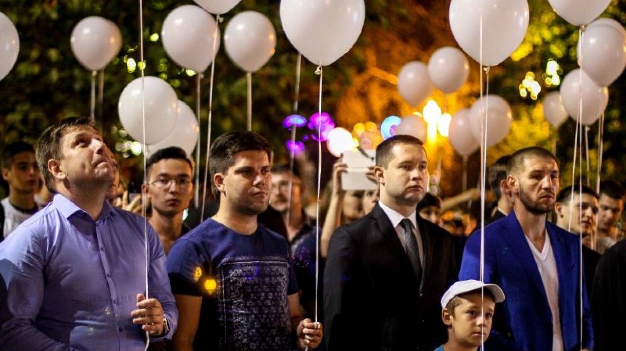 В Краснодаре сотни горожан приняли участие в гражданской акции «Свеча памяти»