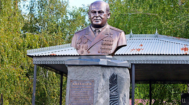 В краевой столице открыли памятник Герою России Виктору Казанцеву