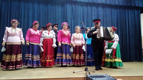Ветеранский коллектив Дома культуры Западного округа дал концерт казачьей песни