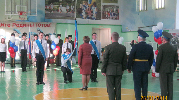 Школе № 30 Центрального округа вручили знамя