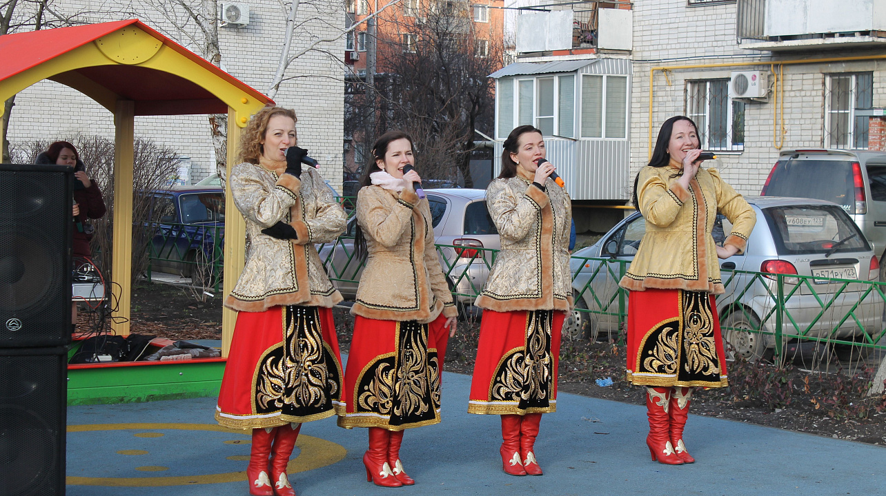 В микрорайоне имени Вавилова празднично встретили весну