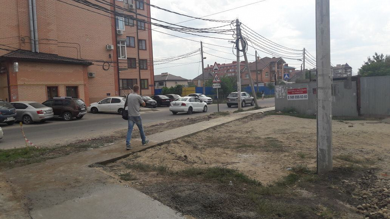 В «Музыкальном» микрорайоне Краснодара завершили строительство тротуара по ул. Гомельской