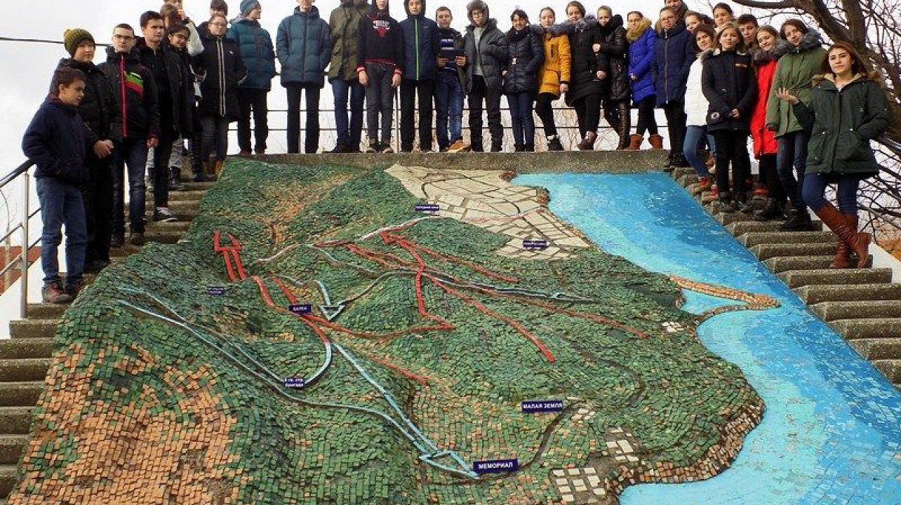 Школьники Центрального округа приняли участие в патриотической акции «Белые чайки»