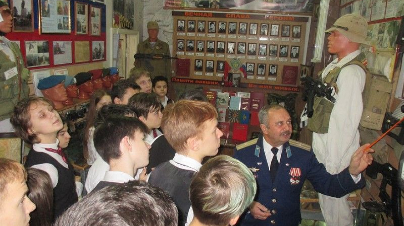 Экскурсию по музею и урок мужества провели для учеников школы № 80.jpg