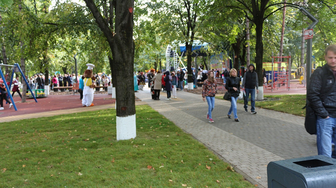 В день города глава Прикубанского округа Александр Журавлев наградил жителей округа за достижения и посетил выставку национальных культур