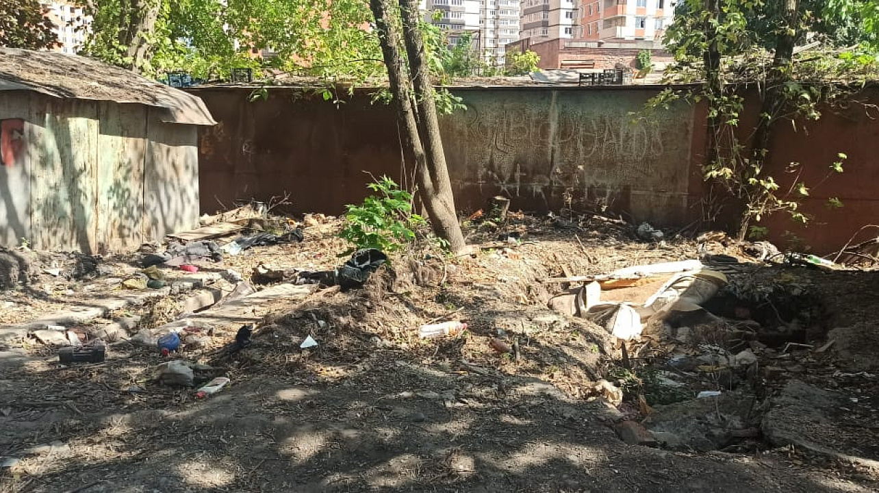 В Фестивальном микрорайоне, на территории возле дома по улице Тургенева, 203, демонтируют гаражи, чтобы сформировать зеленую зону