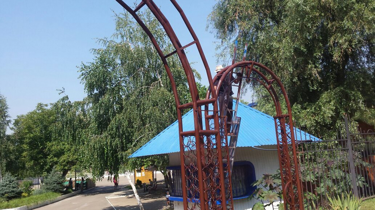 В Юбилейном микрорайоне навели порядок в Рождественском парке