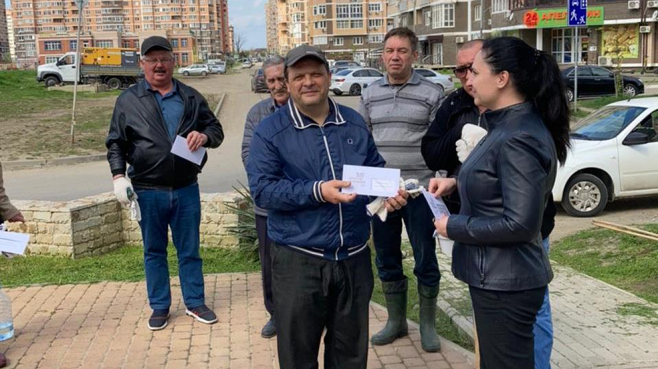 Чернобыльцы Прикубанского округа провели субботник на бульваре Памяти чернобыльцев