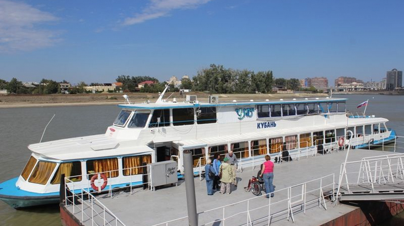 Инвалиды Центрального округа отправились на речную прогулку