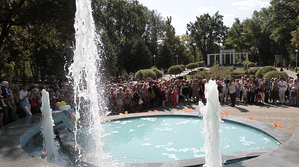 Зеркальная струя взметнулась в небо