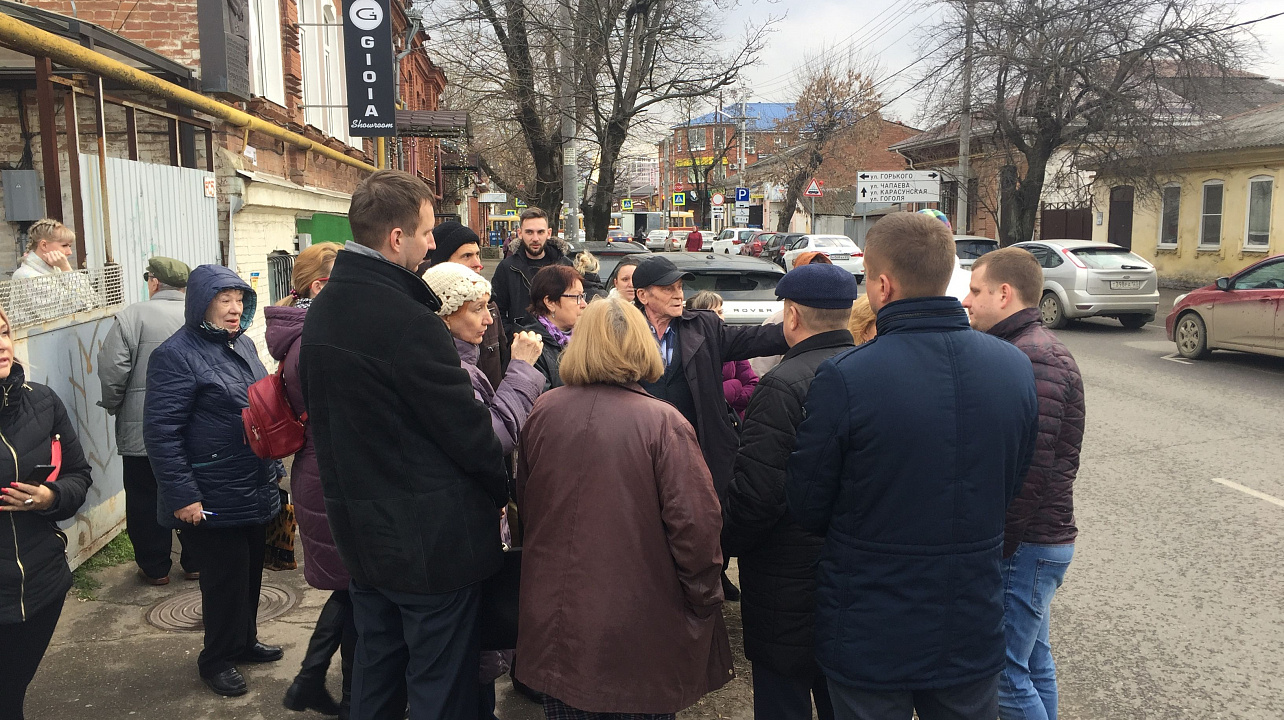 Первый заместитель главы Западного округа Сергей Косинков обсудил с жителями улицы Рашпилевской ситуацию с размещением контейнерных площадок.