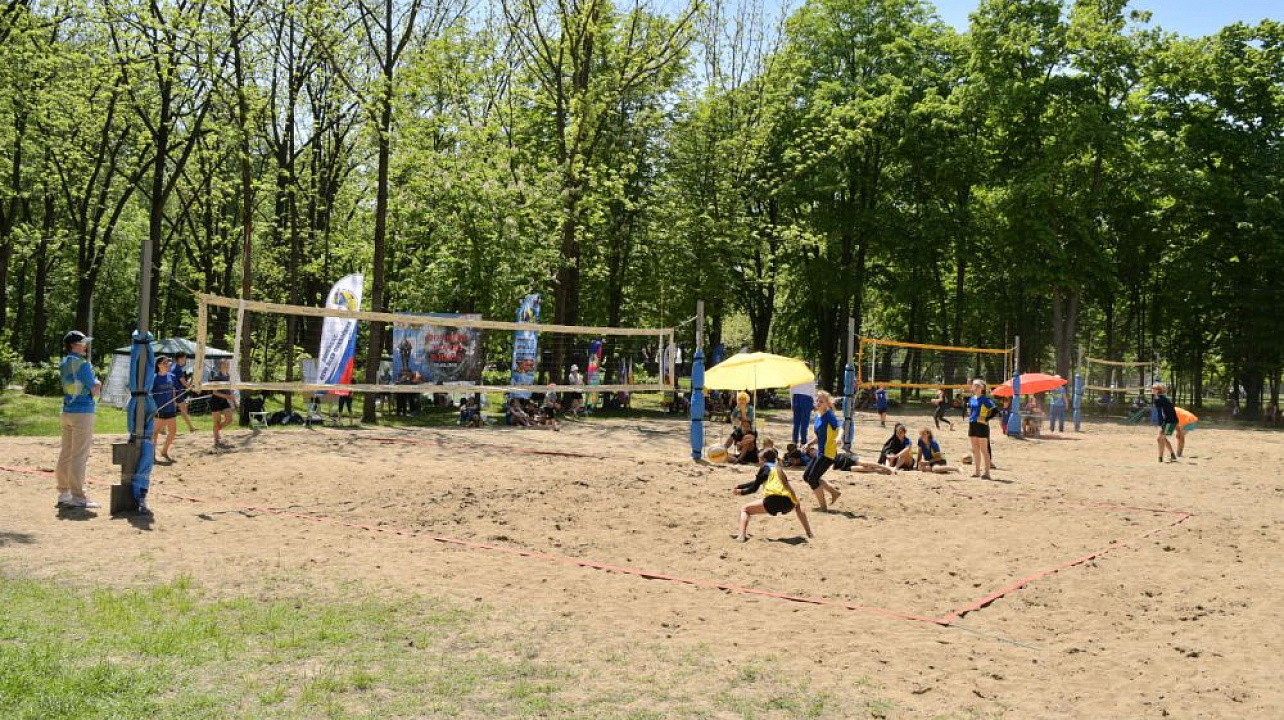 В турнире по пляжному волейболу в Краснодаре принимают участие команды со всего края