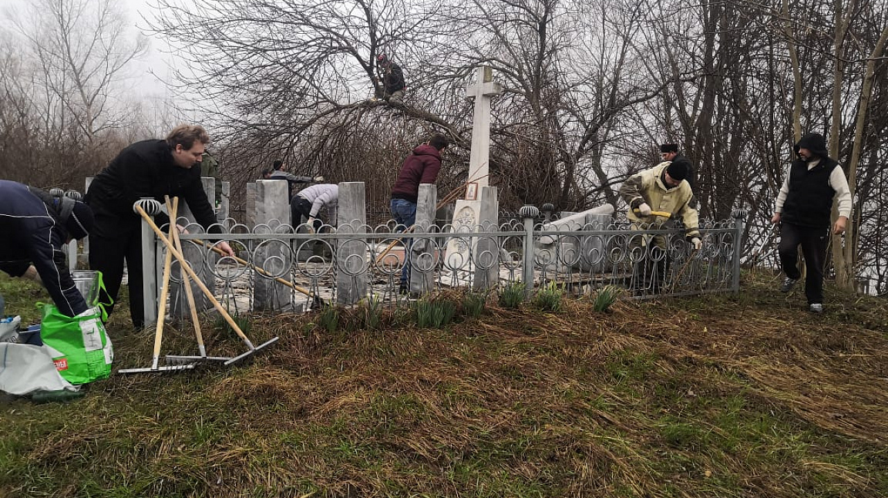 Казаки-краснодарцы провели субботник у памятника Лавру Корнилову