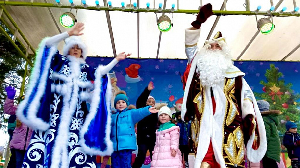 В парках Западного округа открылись новогодние елки