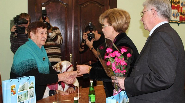 Владимир Евланов вручил ключи от новых квартир ветеранам Великой Отечественной войны