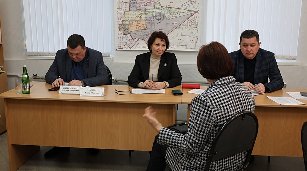 Глава администрации Центрального внутригородского округа Елена Юрьевна Малова провела выездной приём руководителей органов ТОС в ТЦ № 39 