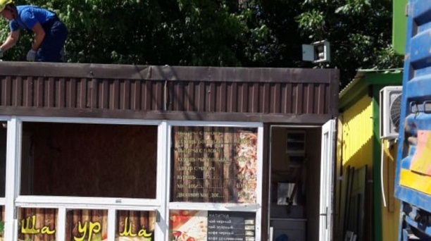 В Краснодаре сносят три незаконных торговых павильона