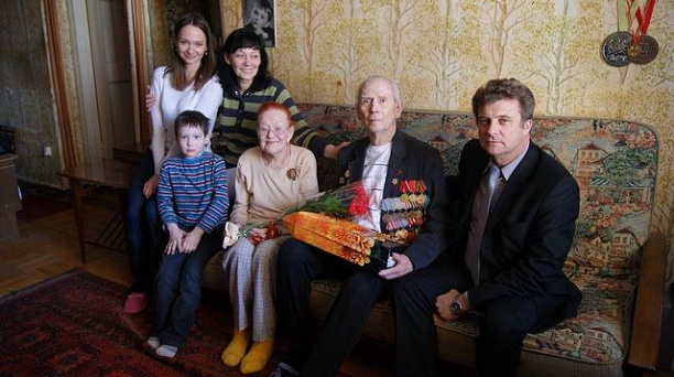 90 лет отметил участник парада Победы Леонид Канунов