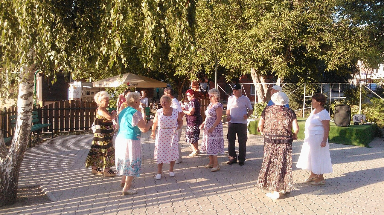 В парке Рождественский открыт сезон танцевальных субботних вечеров для старшего поколения «Мы молоды душой»