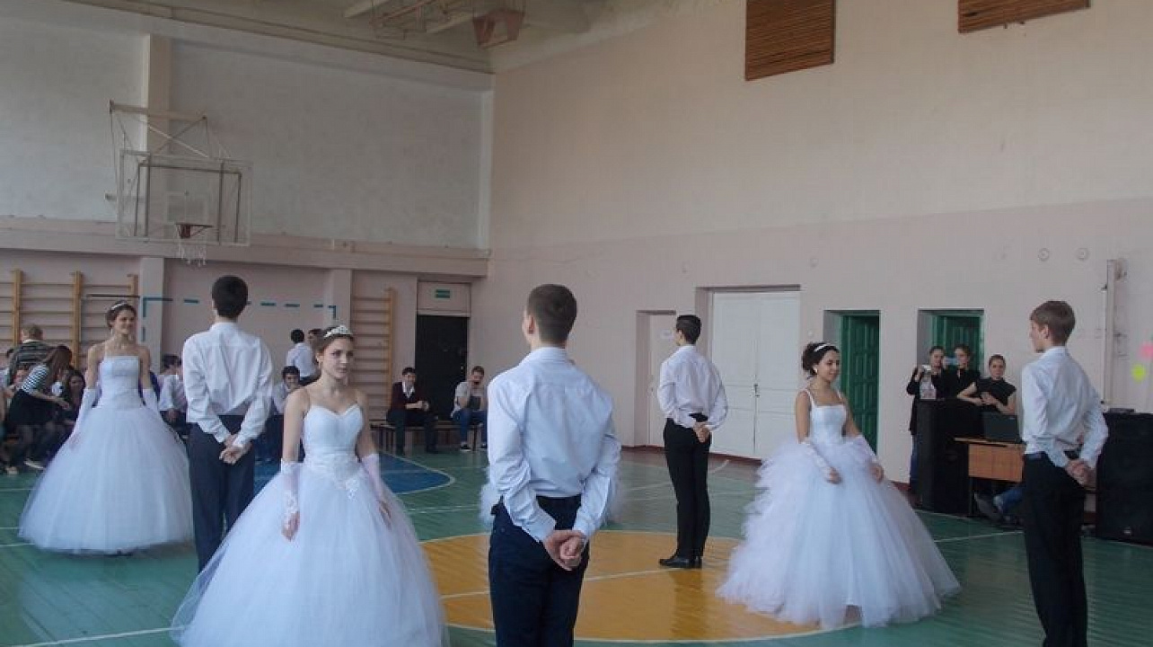 Школьники Западного округа закружились в школьном вальсе