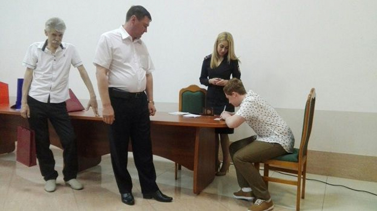 Юным прикубанцам торжественно вручили их первые паспорта