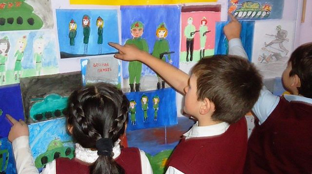 В МБОУ СОШ № 79 работают различные выставки