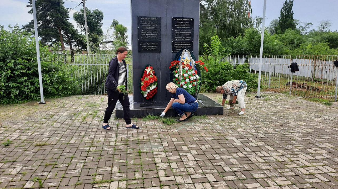 Накануне Дня памяти и скорби общественники Прикубанского округа провели субботники у памятников воинам Великой Отечественной войны